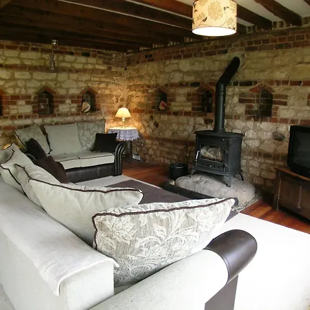 Spring Farm Barn Grindale